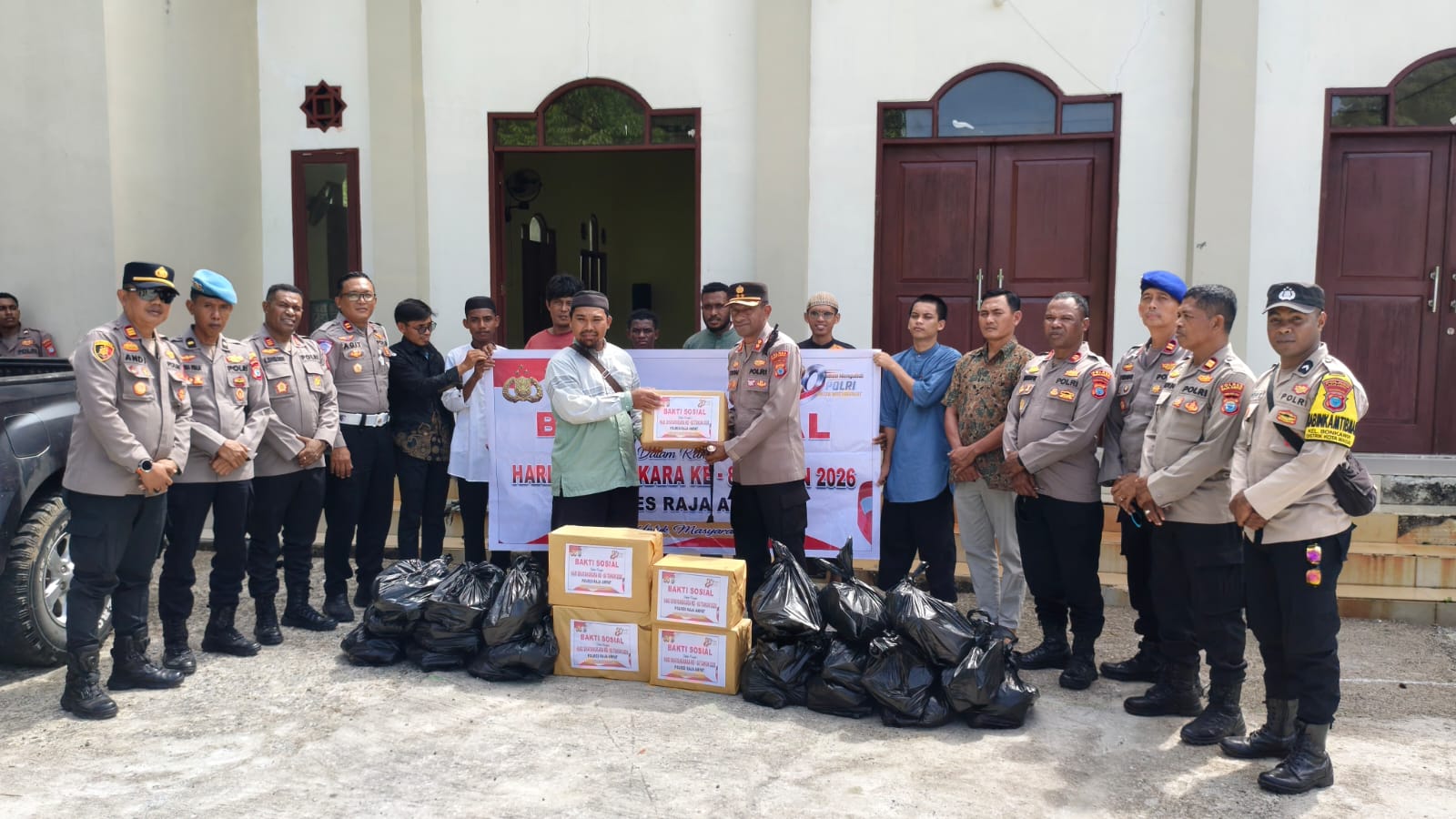 Polres Raja Ampat Salurkan Bantuan Sosial untuk Santri Islamic Center Mu'adz bin Jabal Raja Ampat